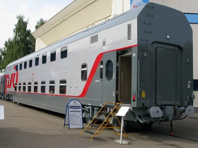 Фпк двухэтажный поезд. Двухэтажные вагоны рэд. Фирменный поезд карелия двухэтажный. 2х этажный поезд ржд купе. 2-х этажный вагон ржд.