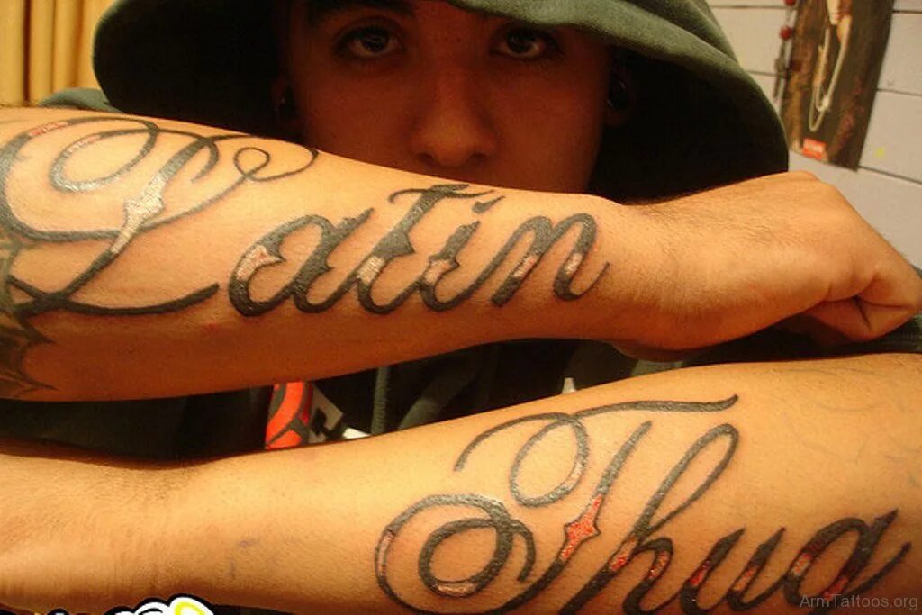 Татуировки надписи на латыни. Тату надписи для мужчин. Тату надпись на руке. Татуировки на руке на латыни. Латинский сгореть