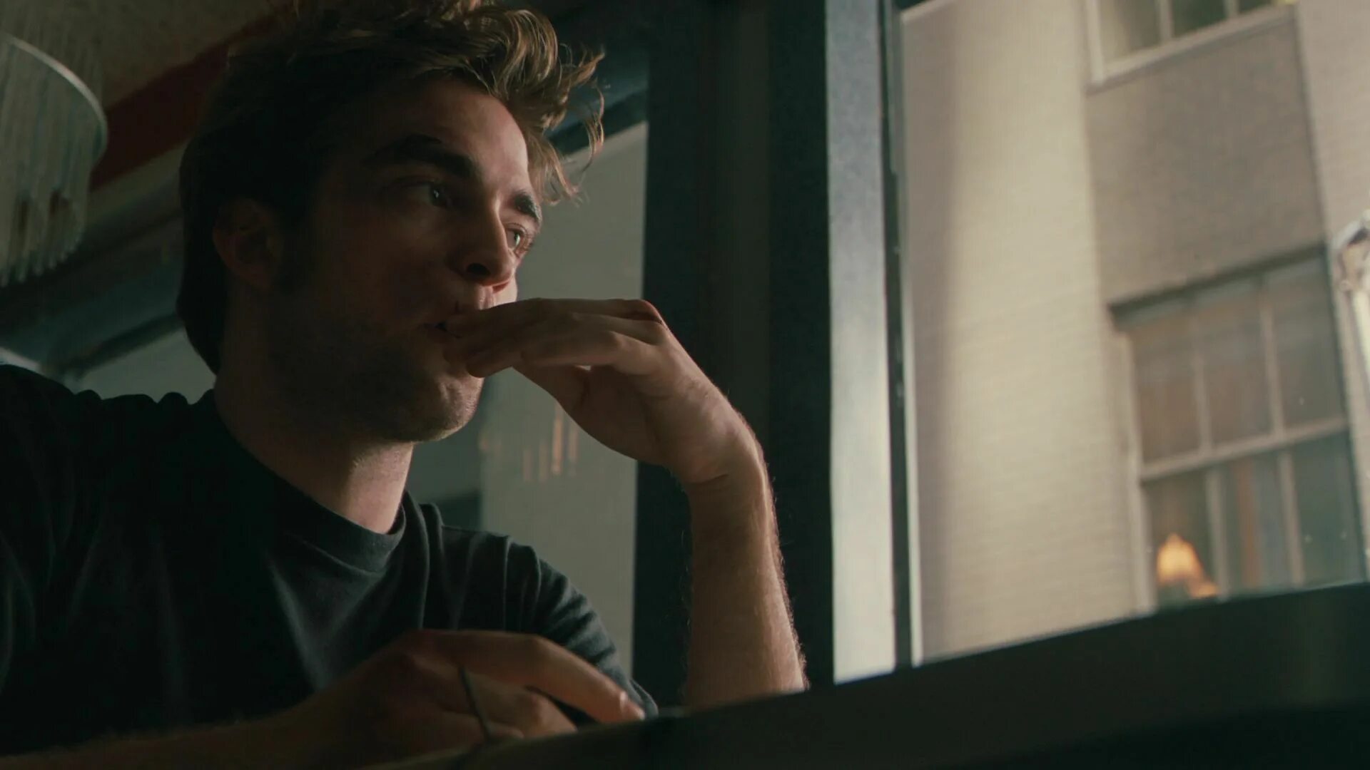 Помнишь меня speed. Robert pattinson скринкапсы. фильм помни меня концовка. роберт паттинсон сигма фильм. фильм с робертом паттинсоном про самоубийство.