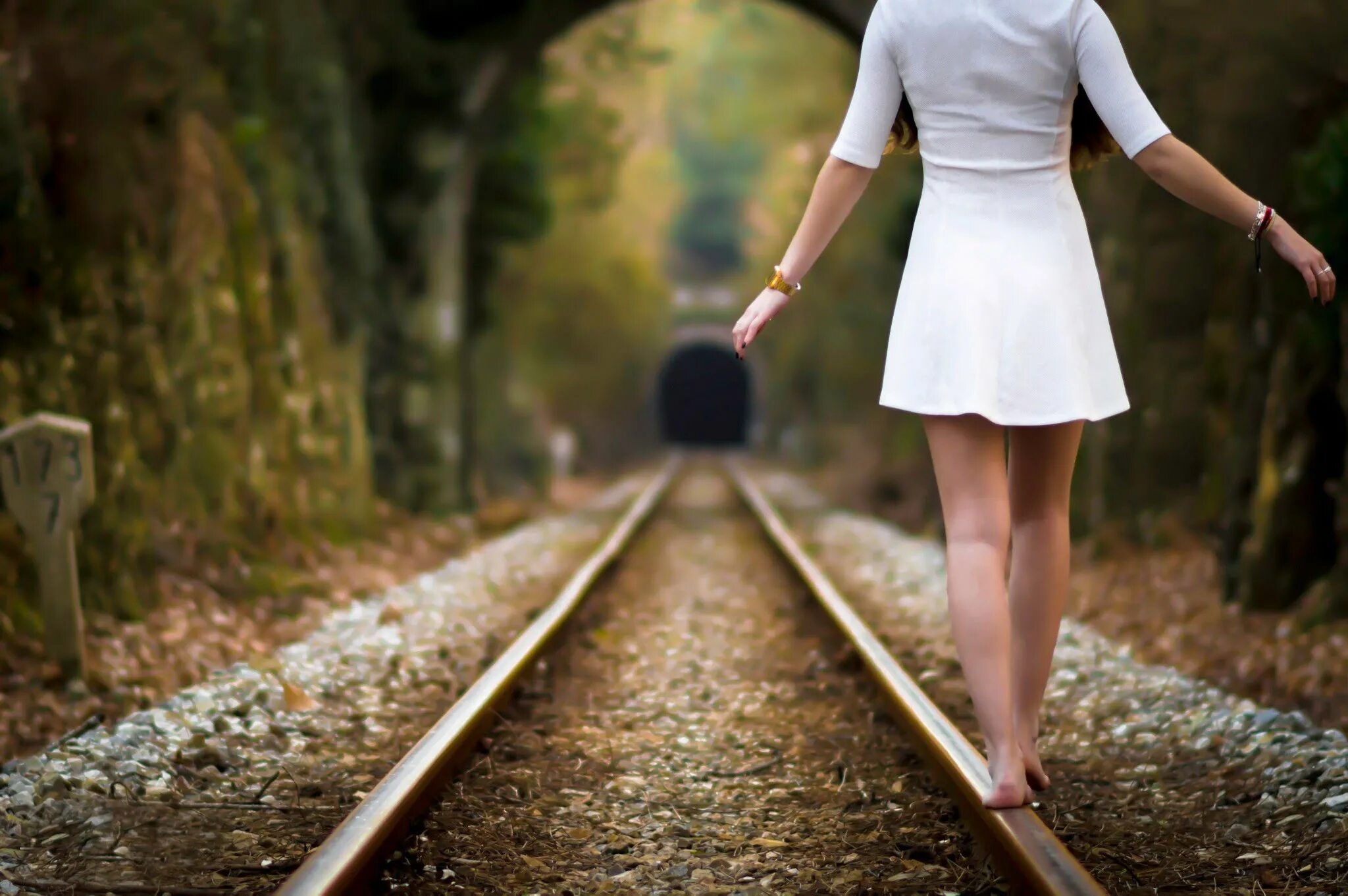 Сонник дорога ехать. Девочка на рельсах. Девушка на железной дороге. Фотосессия на рельсах. Женщина на рельсах.