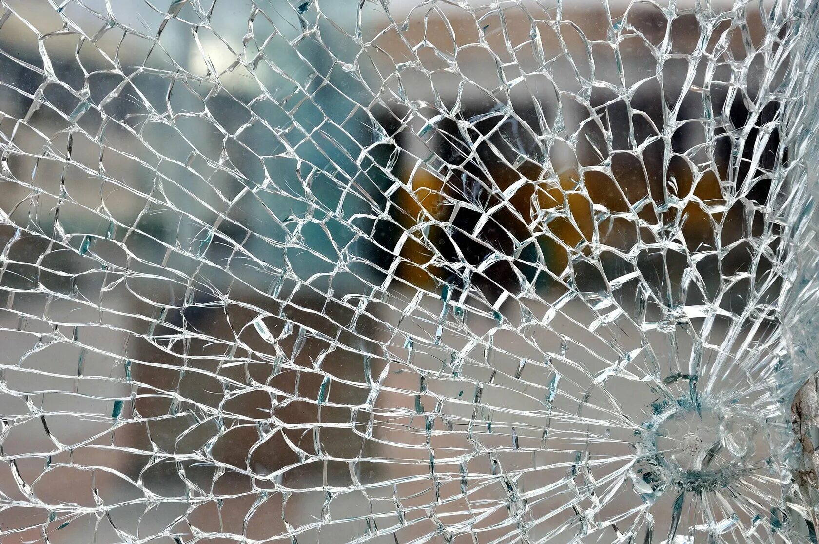 Однажды в московском зоопарке разбилось стекло. Трещина на стекле. Битый стеклопакет. Разбитое оконное стекло. Стекла разбитые цветные.