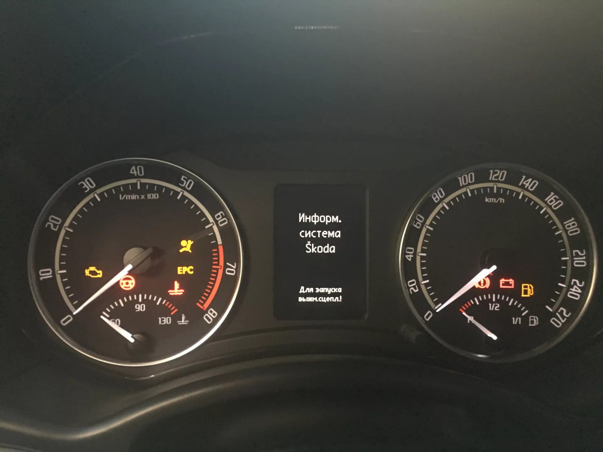 Горит индикатор руля. Skoda octavia a7 rs приборная панель. шкода фабия горит ошибка руль. skoda octavia на табло высветилось ошибка руль жёлтый.