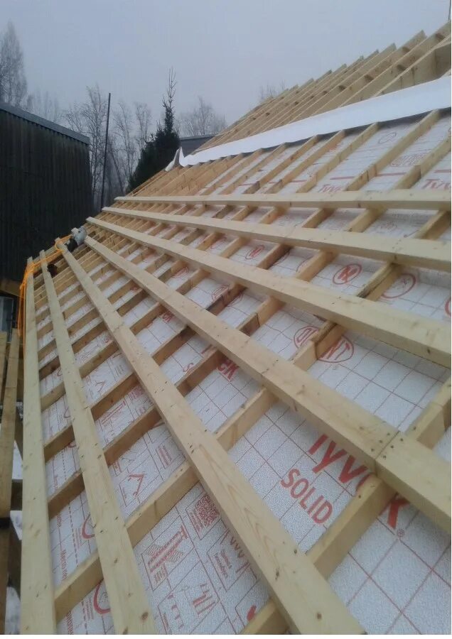 Сплошная обрешетка по стропилам. Контробрешетка вальмовой крыши. Доска под обрешетку. Доска под обрешетку. Обрешетка доска 25х100.