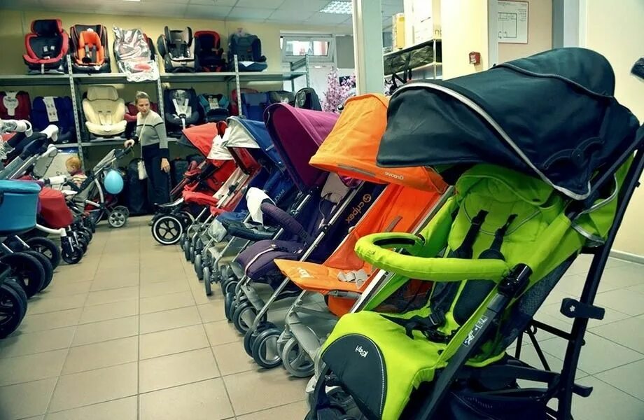 Детские коляски купить магазины. Магазин колясок. Детские коляски в магазине. Детский магазин колясок. Много колясок.