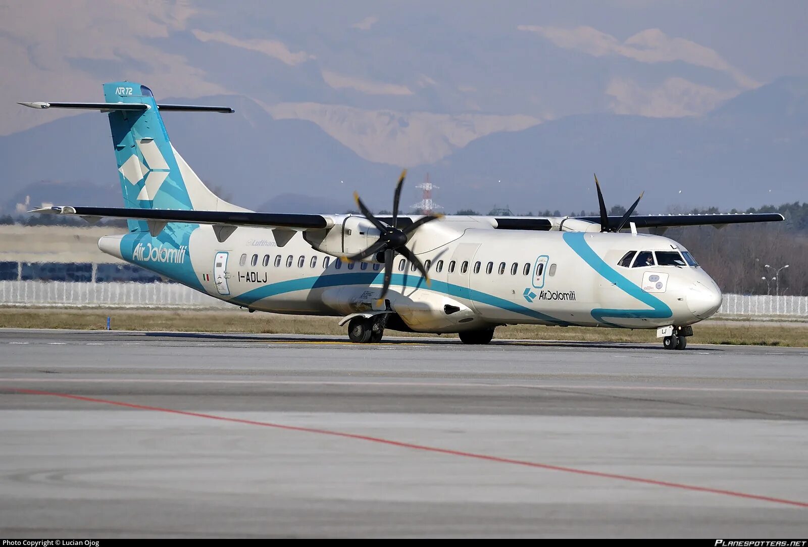 Atr-42 air dolomiti. Эйр кыргызстан авиакомпания. Авиатранспорт кыргызстана. Самолет аэропорт кыргызстана. Авиакомпания кыргызстана эркин эйр.