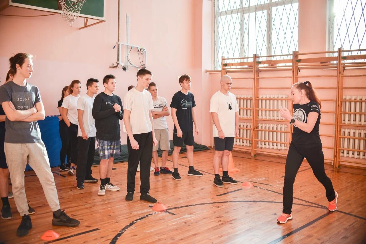 урок физкультуры в вузе. спортивные занятия. урок физкультуры в старших классах. урок физкультуры. занятия спортом в школе.