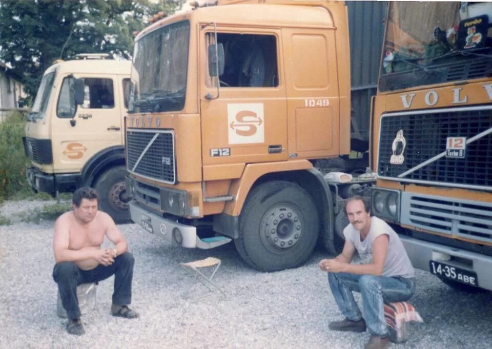 Старые дальнобой. Volvo f12 совтрансавто. тягачей volvo f12 совтрансавто ленинград. вольво ф12 дальнобой. дальнобойщики вольво-f12.