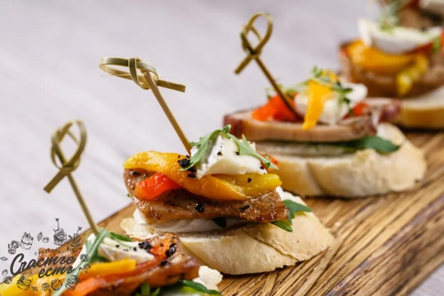 Брускетта горгонзола. Брускетта с салатом. Брускетты. Брускетта с камамбером и грушей. Сэндвич с авокадо.