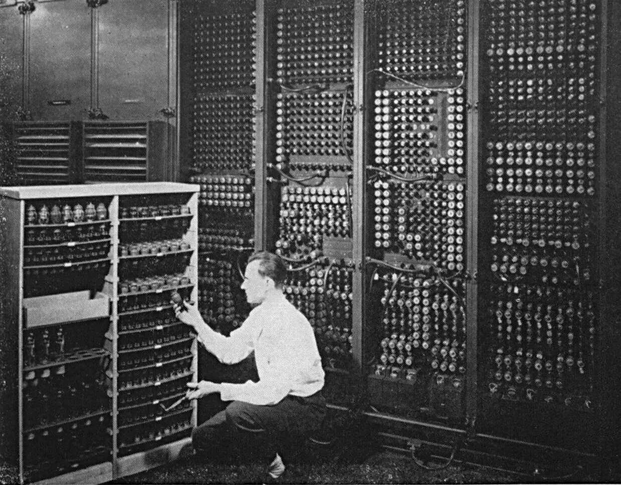 Память вычислительной машины. Первый компьютер ЭНИАК 1946. Джон мокли первый компьютер. Релейная вычислительная машина РВМ-1. ЭВМ ЭНИАК поколение.