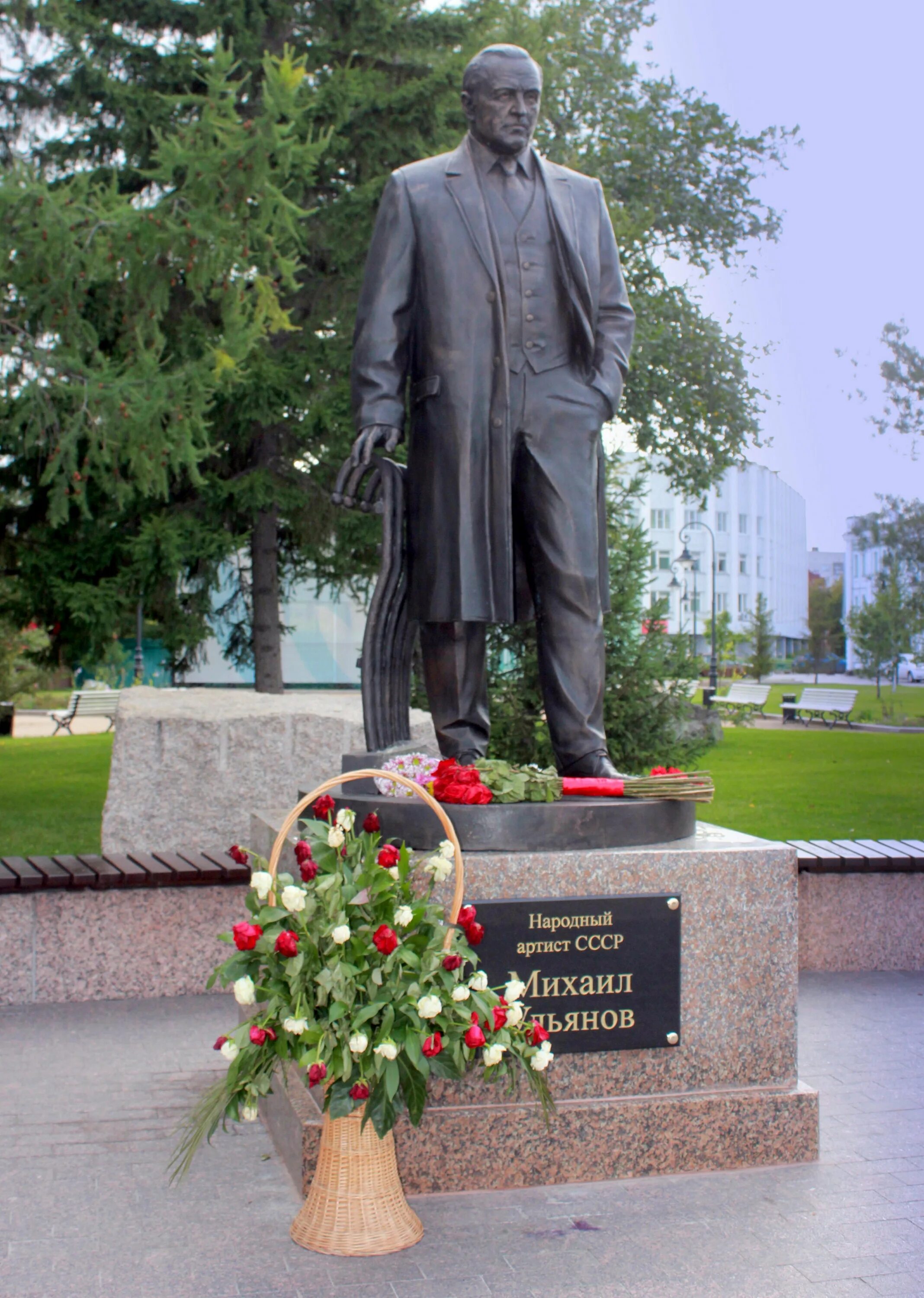 Памятник михаилу ульянову в москве где. Памятник Михаилу Ульянову в Омске. Памятник Михаила Ульянова.