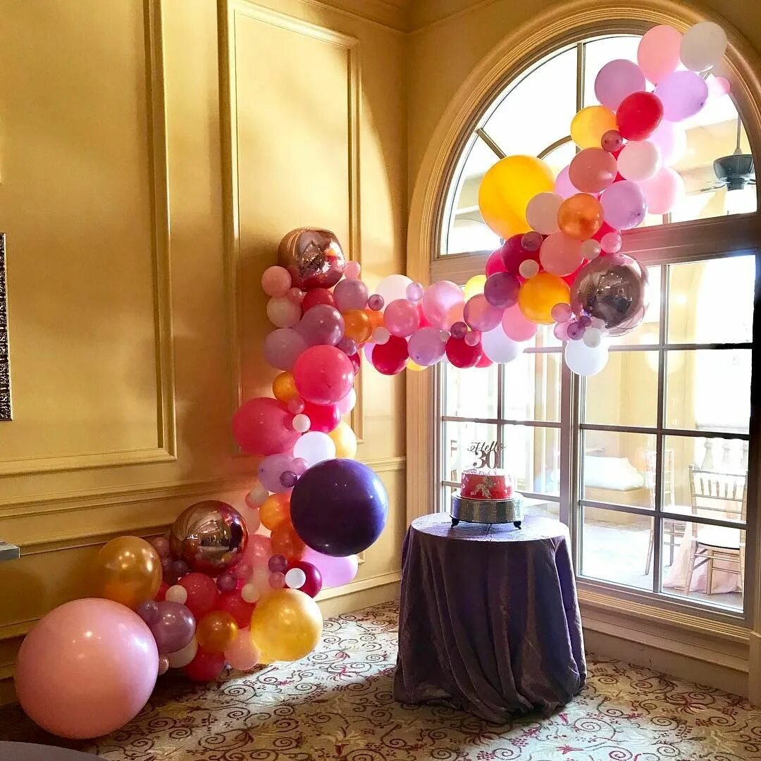 украшения на день рождения. украшение комнаты на день рождения ребенка. украшение шарами. украшение зала на день рождения. праздник дома шары.