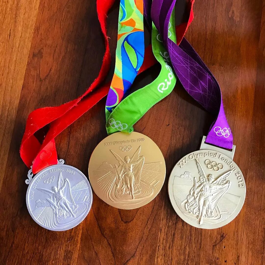 Олимпийские игры китай медали. Медали Пекин 2008. Медали на Олимпиаде в Пекине 2022. Олимпийские медали в Пекине 2022. Олимпийская медаль Пекин 2008.