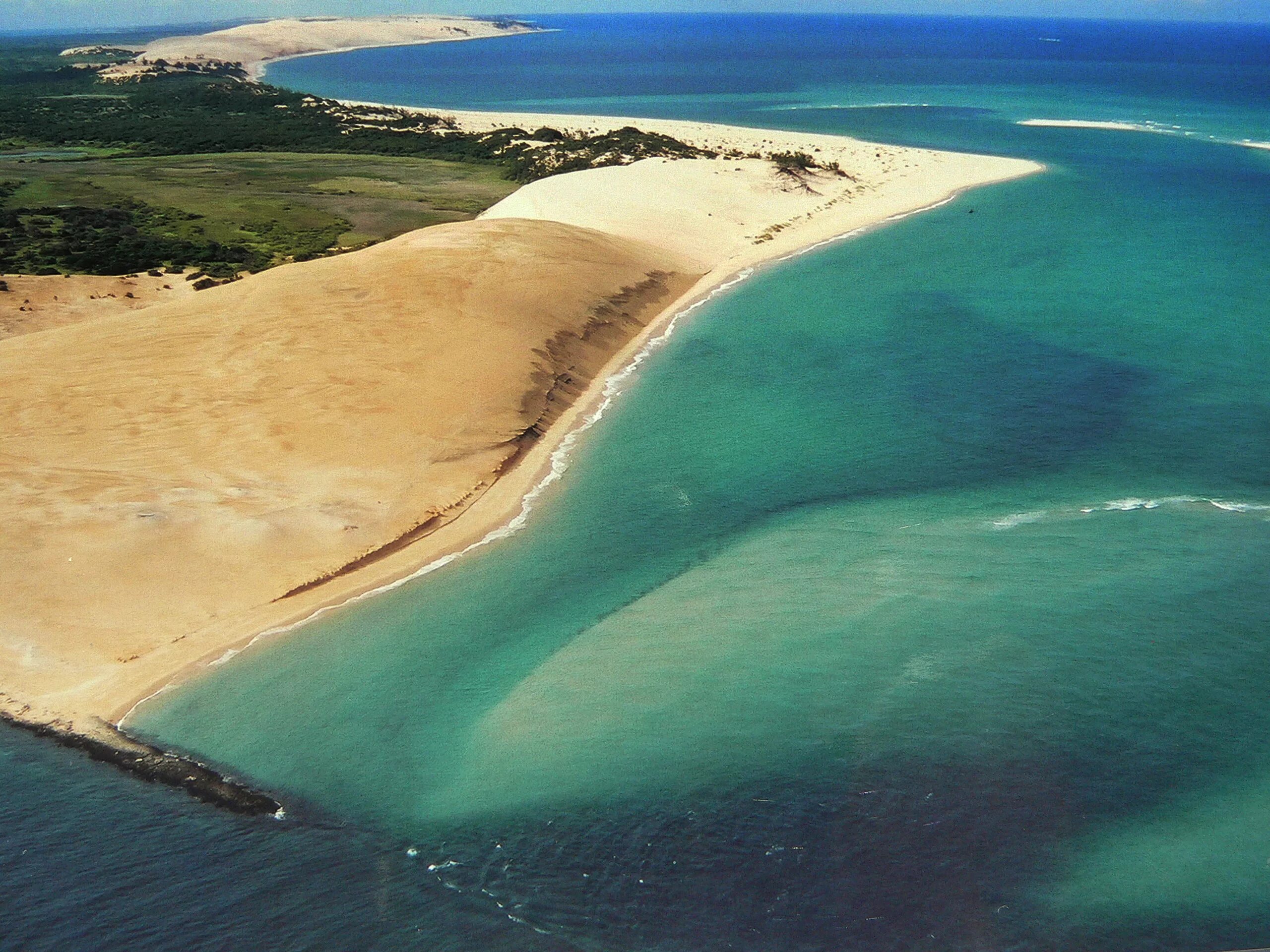 Самый большой остров у берегов северной америки. Архипелаг базаруто. Большой барьерный риф (ббр), австралия. Самый большой остров у берегов. Коралловый барьерный риф в австралии.