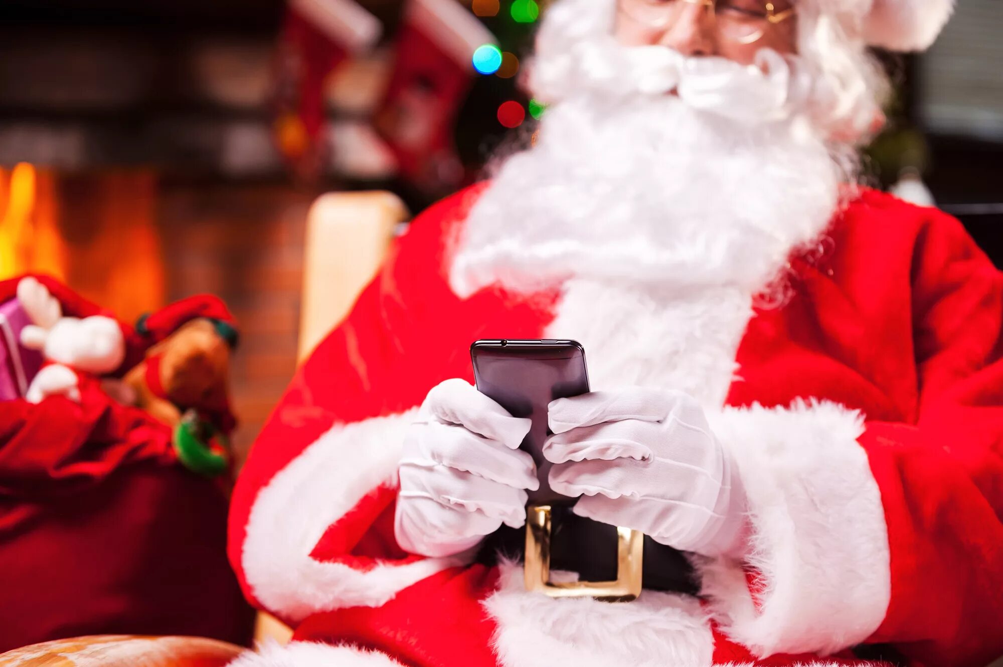 Где подарки дед мороз. Дед Мороз. Дед Мороз с телефоном. Современный дед Мороз.