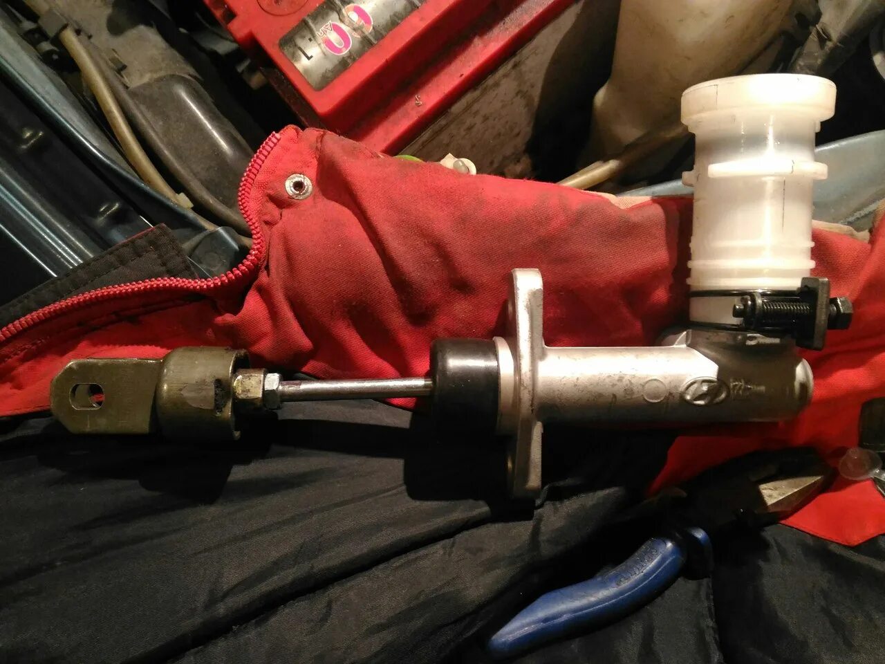 Меняем цилиндр сцепления. Выжимной цилиндр сцепления 2105. Гцс ваз. Главный сцепления фольксваген т4. Цилиндр сцепления outlander xl 2.