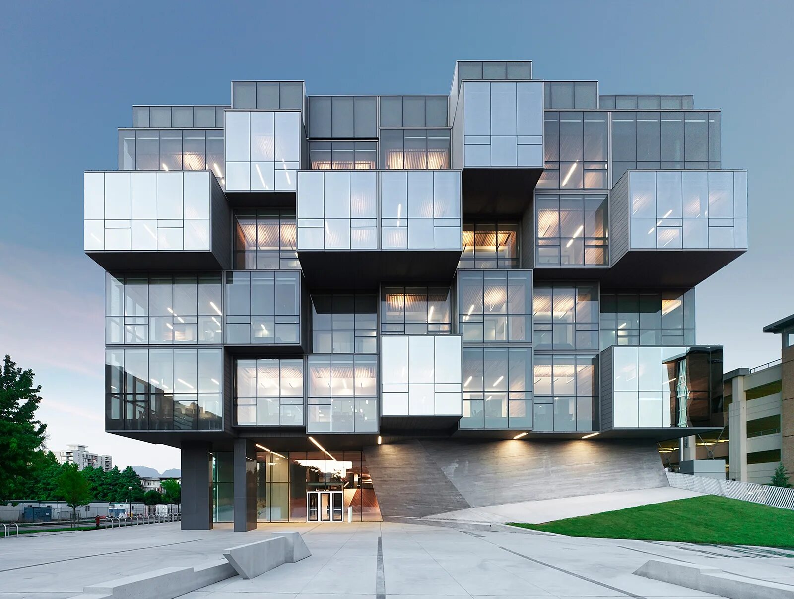 Общественных а также жилых зданиях. Здание UBC Faculty. Стиль хайтек в архитектуре. Архитекторы Хай ТЕКА. Деконструктивизм экстерьер.