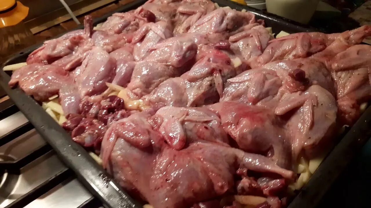 Приготовление перепелов рецепты с фото. Тушеное мясо перепелов. Приготовление перепелов рецепты с фото. Перепел запеченный в духовке. Красивое оформление блюда из перепелов горкой.