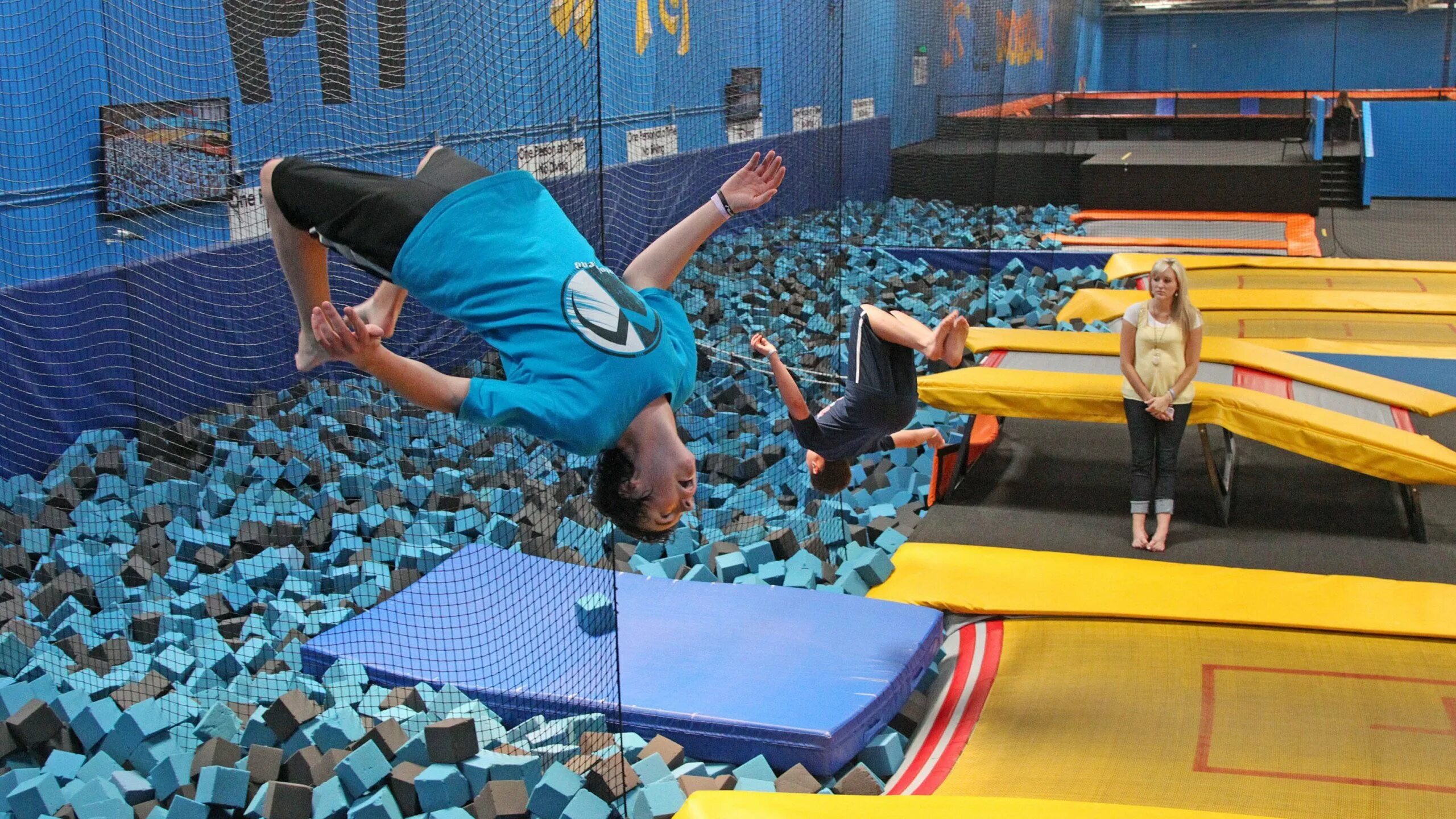 Гимнастика на батуте для детей. Indoor trampoline in room. Девочка на батуте. Детский батут на улице. Фотосессия на батуте.