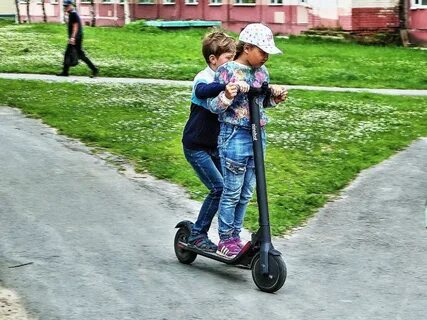 Можно ли ехать на самокате вдвоем