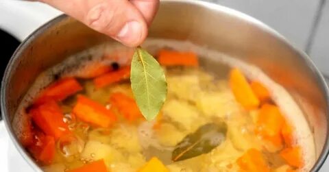 В борщ кладут лавровый лист