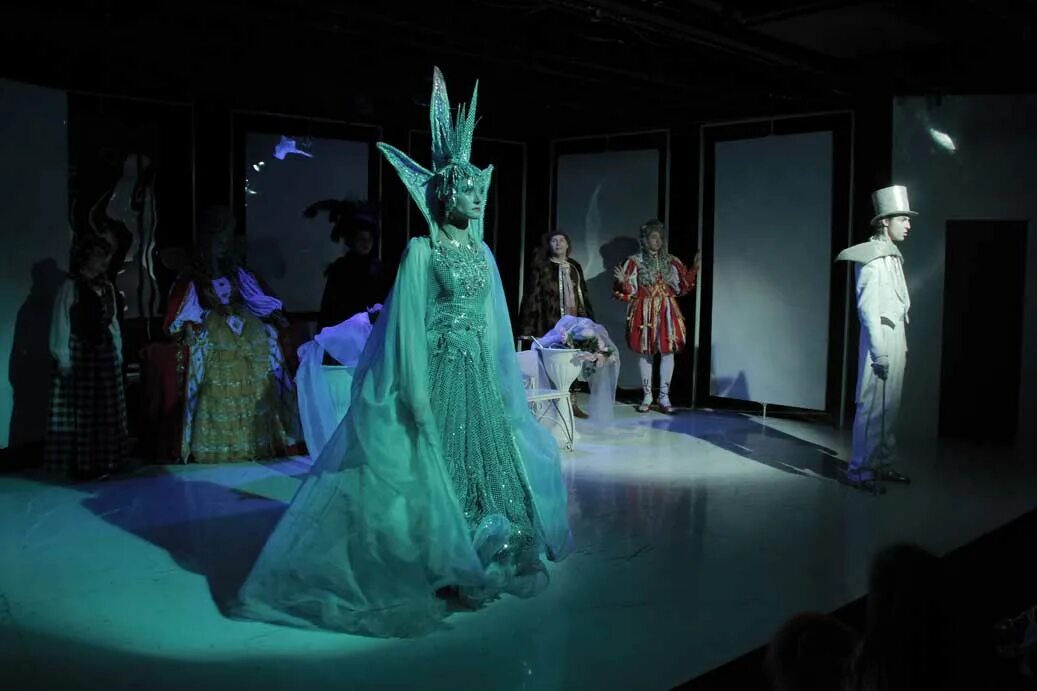 спектакль снежная королева тюз красноярск. спектакль снежная королева 2006. снежная королева спектакль 2021. спектакль снежная королева длительность. спектакль снежная королева шварц.