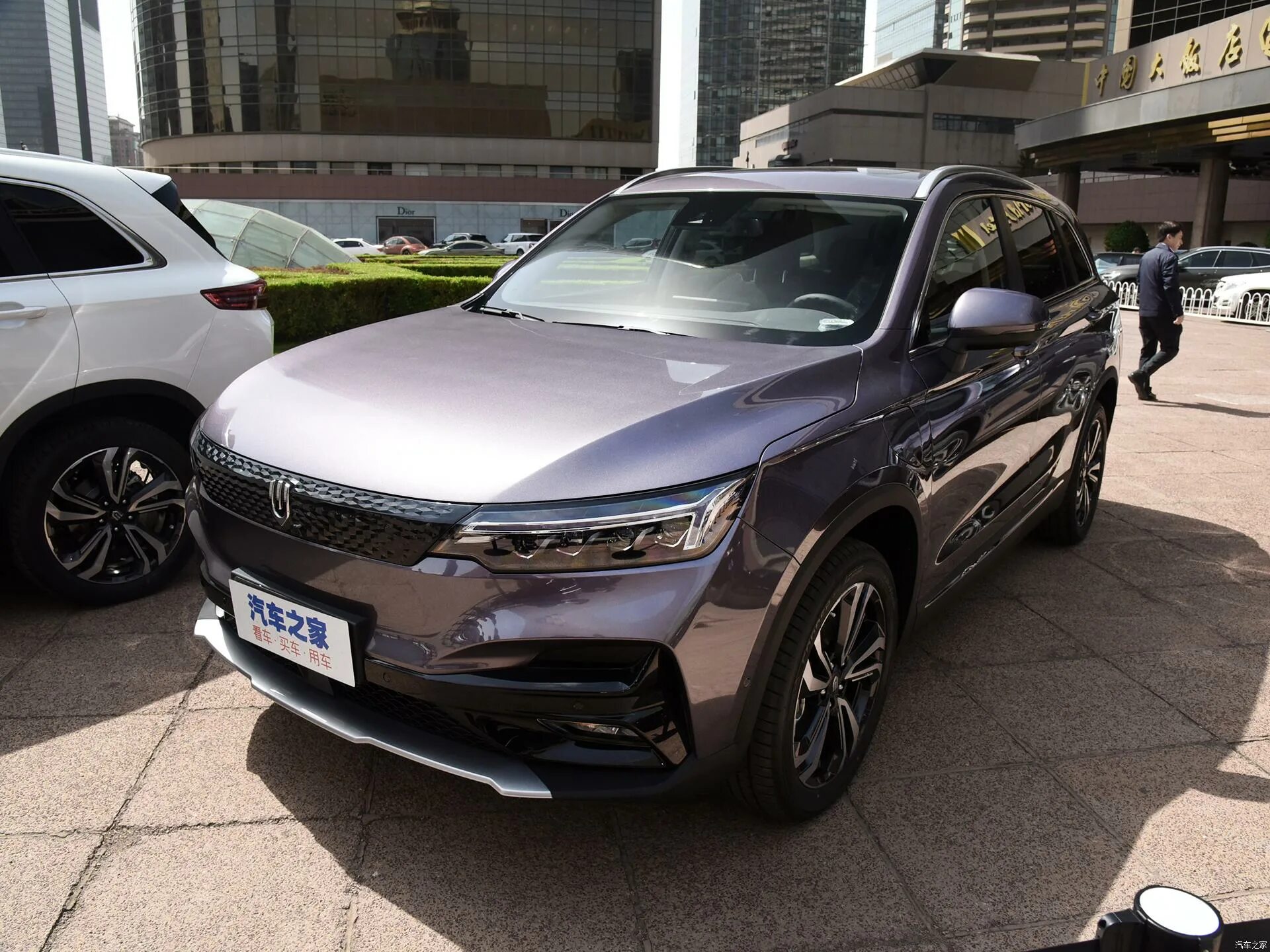 Китайский электромобиль skywell et5. Скайвелл электромобиль. Skywell автомобиль. Skywell et5 2022. Скайвелл электромобиль.