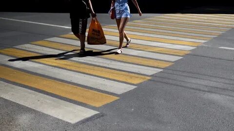 Женщина на пешеходном переходе