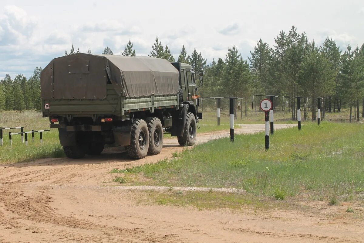 Водителю военного автомобиля. Военный водитель. Военный водитель в армии. День военного автомобилиста. Водитель ВДВ.