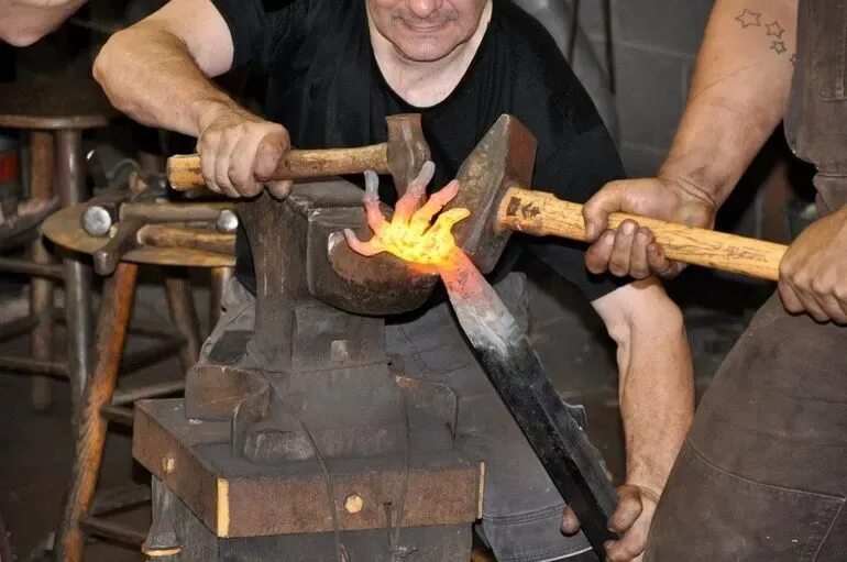 Как делается железа видео. Как сделать железо в майнкрафте. Руду плавят. Плавить железо в яме. Самодельный рихтовочный молоток.