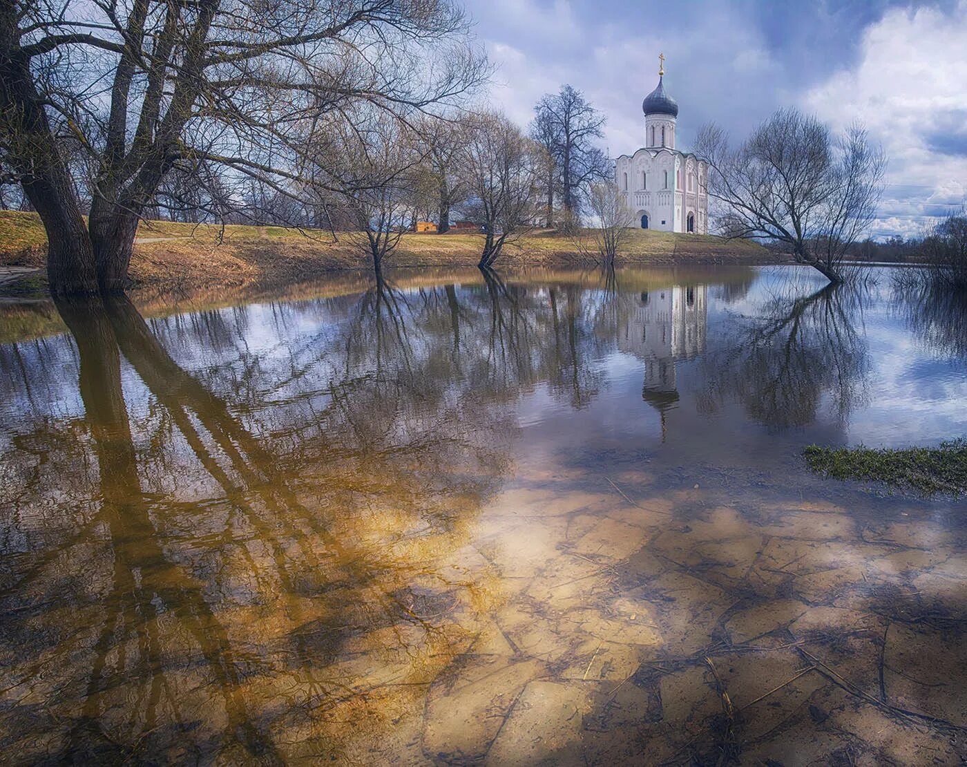Река нерль боголюбово. Храм покрова на нерли разлив реки. Весной когда клязьма и нерль. Разлив нерли в боголюбово. Нерль владимирская река.