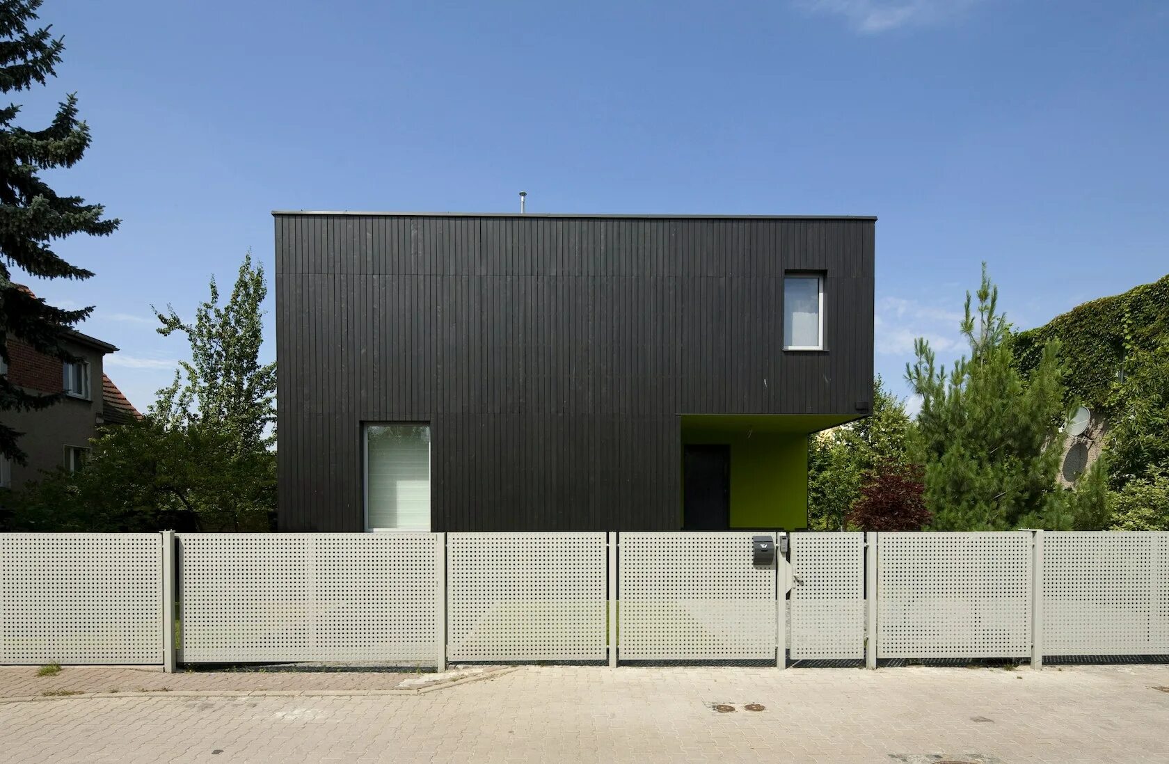 Дом куб. Черный дом куб. Черный минималистский куб в Польше. Дом белый куб. Дом куб продажа