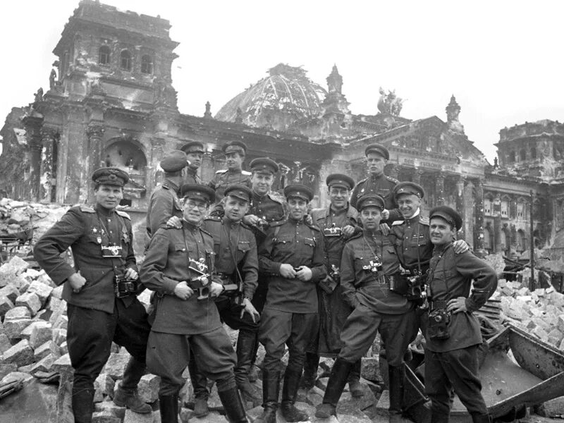19 мая 1945. Берлин взятие Рейхстага май 1945. Штурм Берлина Рейхстаг. Солдаты у Рейхстага 1945.