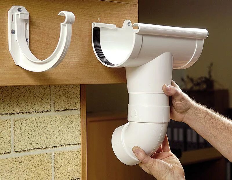 Водосточная система металлпрофиль. Водосточная система оптима гранд лайн. Водосточная система пластиковая монтаж. Водосточная система мп престиж круглая. Монтаж пластикового водостока.