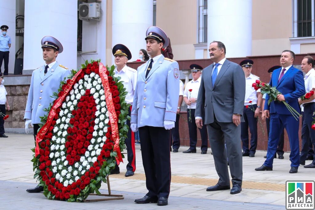 Праздничные дни в 2024 в дагестане. Траурная церемония в Каспийске Меликов открытия мемориала. Возложение цветов к мемориалу с Санчи Дагестан. Меликов с цветами. Возложение цветов к мемориалу в Изобильном 2023.