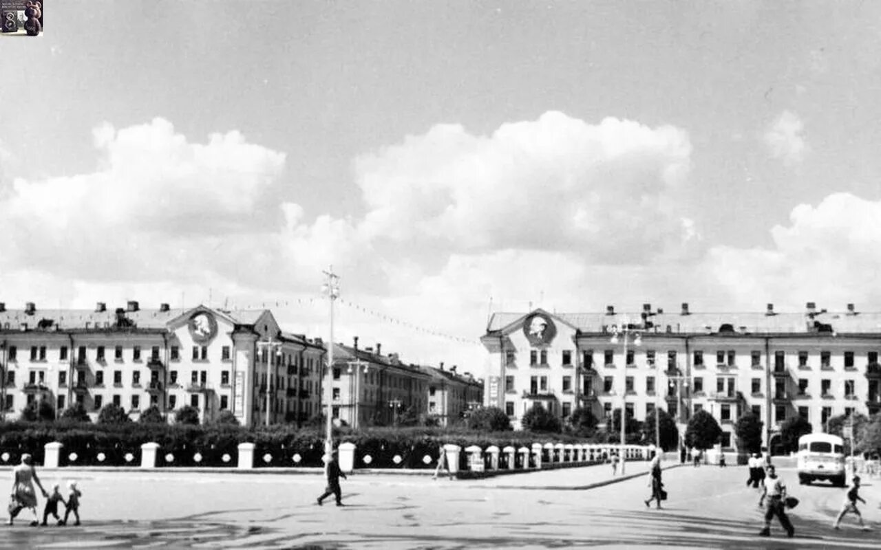 1963 год. Автор В.Петров. Улица Андреевская. Слева угол школы № 11. 2018 Назад в