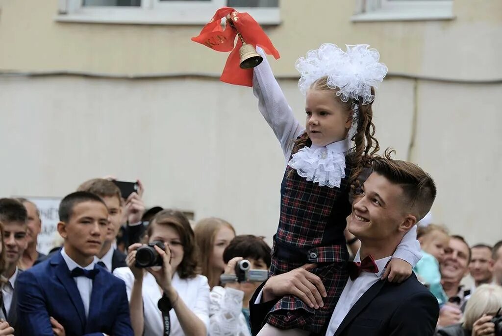 Разговор со школьниками на конкурсе. Празднование 1 сентября. День знаний в школе. Празднование дня знаний. Первый звонок в школе.