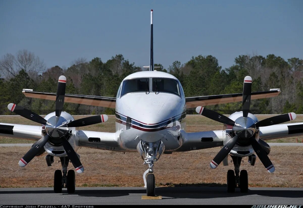 Аир б. Beech a100 King Air. Beechcraft King Air b100. Самолет Beech King Air. Beech King Air 250.