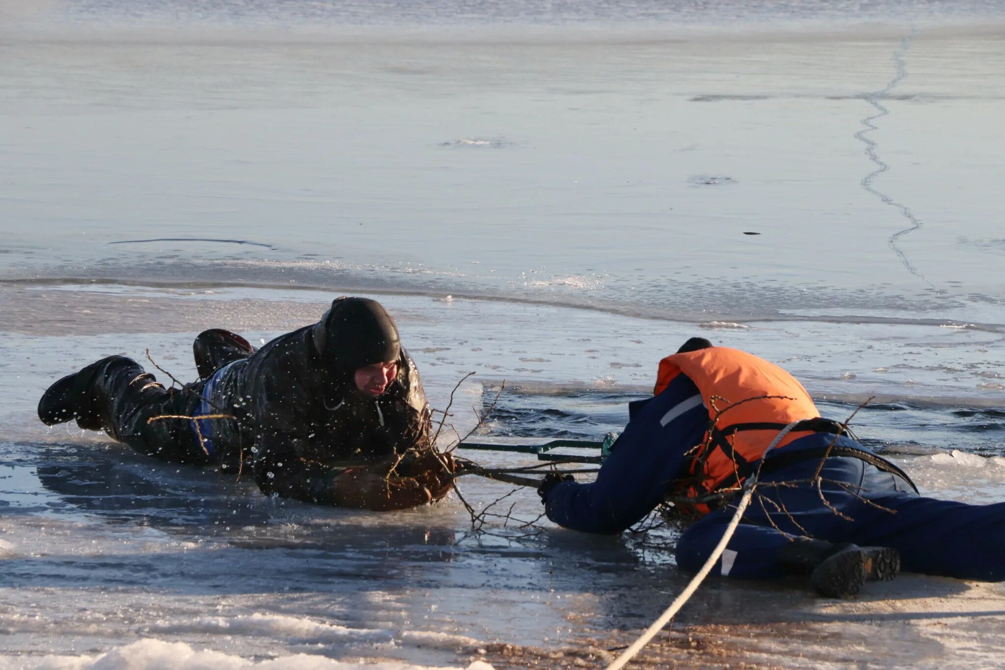 Спасение утопающих МЧС. МЧС России провалился под лед. Спасение рыбаков на льдине МЧС. Рыбаки на тонком льду.
