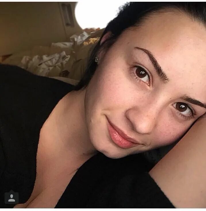 Девушка с темно русыми волосами. Идеи для селфи. Мэгги линдеманн макияж. Русая девушка. Мэгги линдеманн селфи.