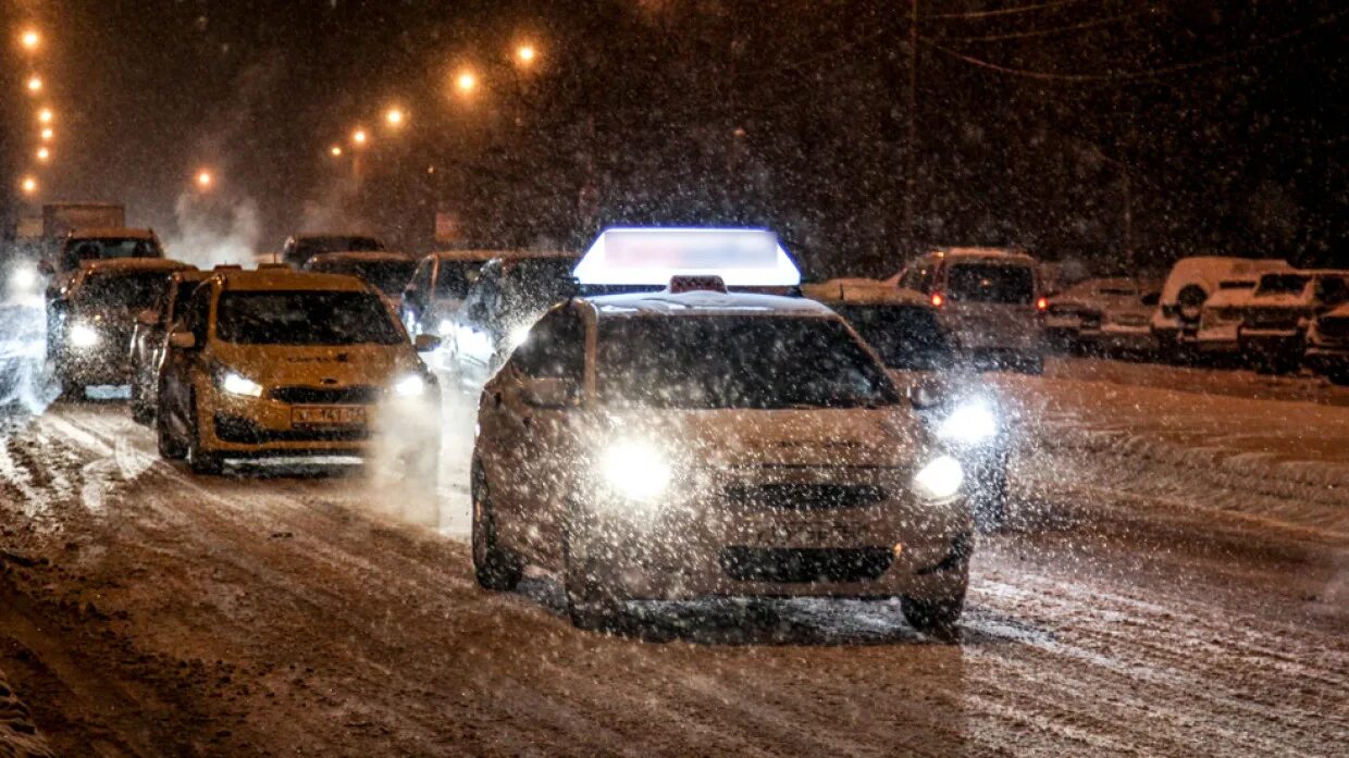 Сильный снегопад вечером. Зимняя гроза. Первый снег в Москве фото. Снег в Москве ночью. Ночью будет сильный снег