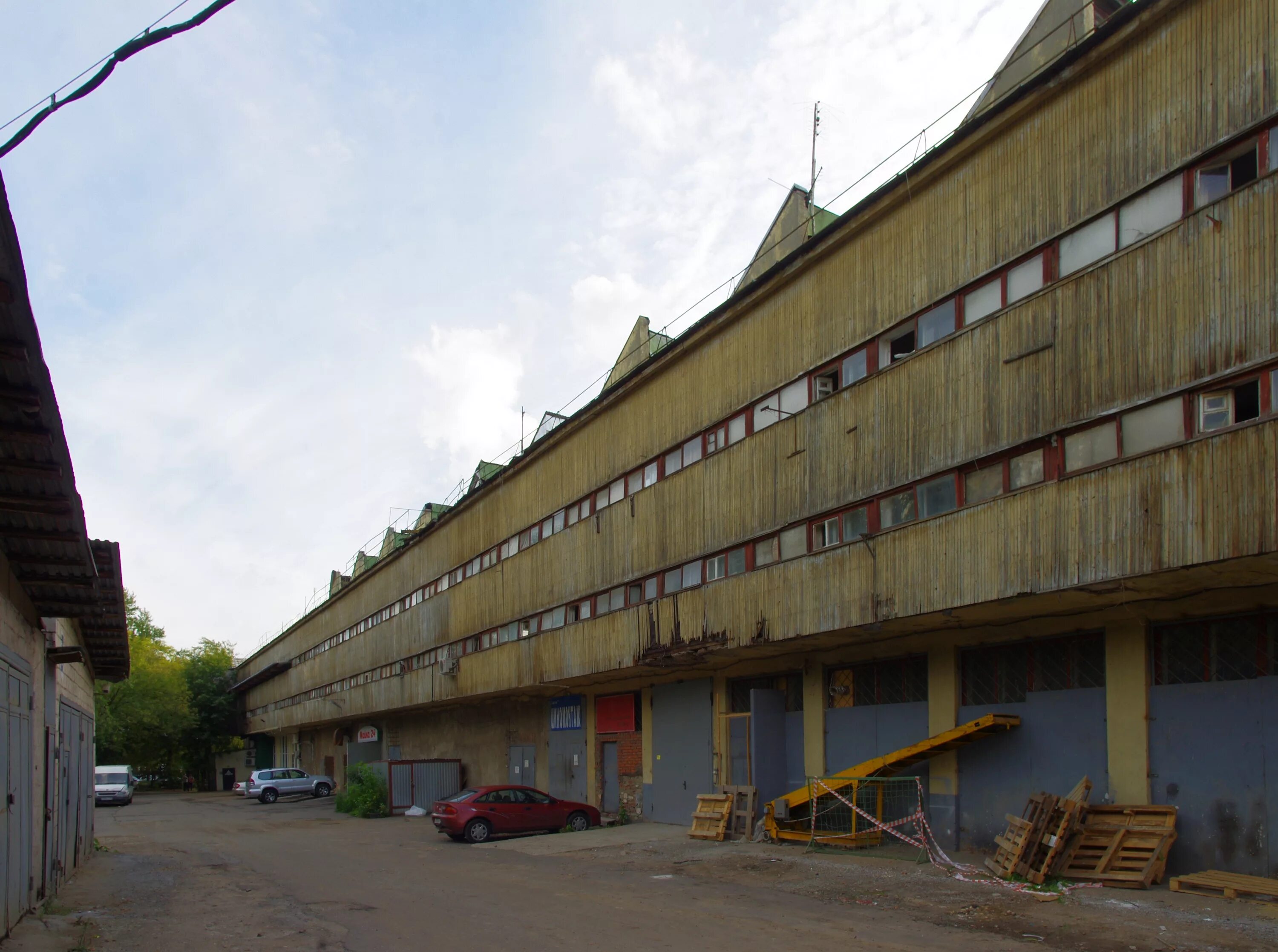 Дом коммуна на Орджоникидзе. Дом-коммуна на улице Орджоникидзе в Москве. Дом коммуна общежитие МИСИС. Общежитие Орджоникидзе дом коммуна.