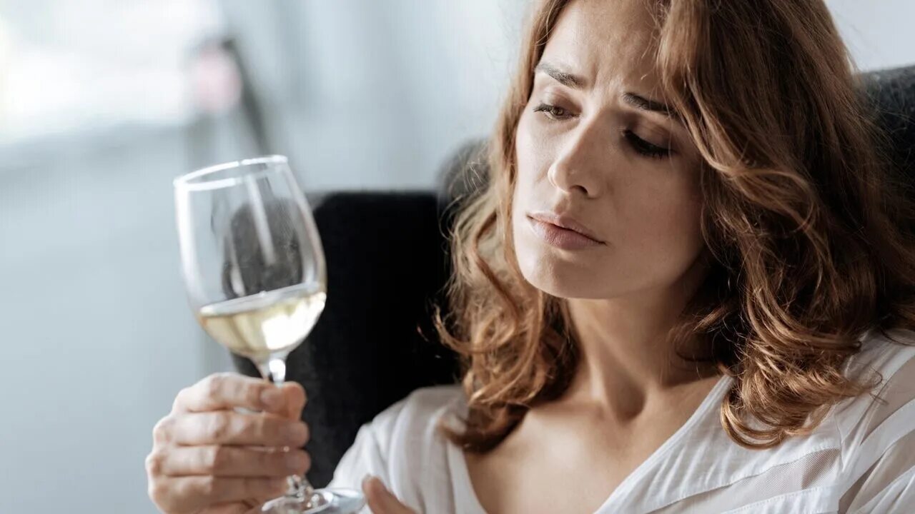 Почему жена пьет. Женщина винодел. Женщина и алкоголь. Человек с бокалом вина. Дама с бокалом вина картинки.