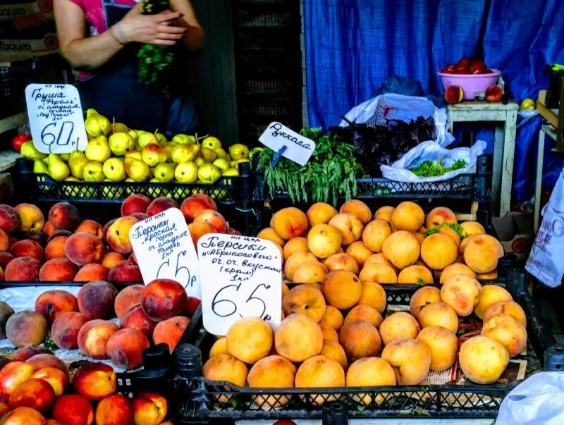фрукты на рынке. сенной рынок краснодар. рынок. фруктовый рынок. сенной рынок, краснодар, рашпилевская улица.