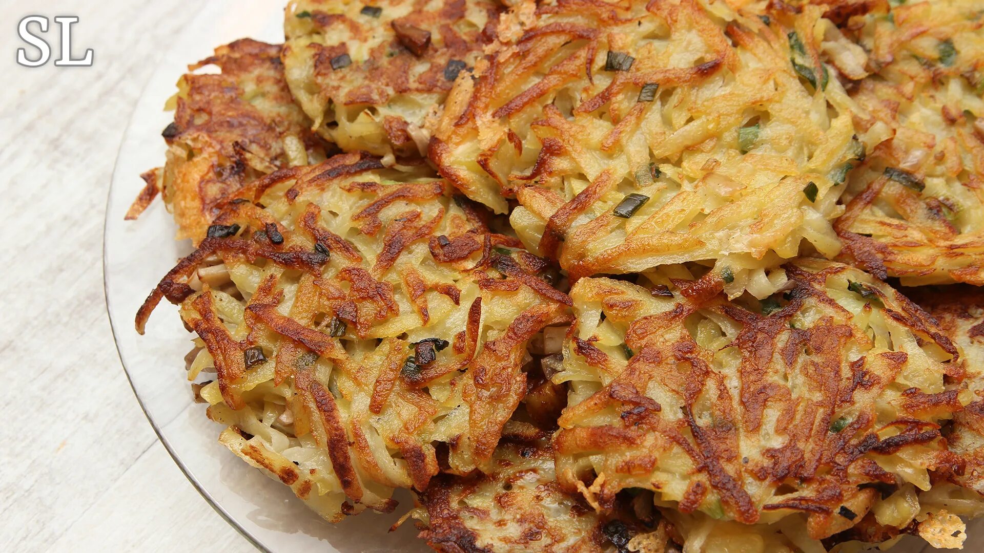 Драники лук добавляют. Драники картофельные с грибами. картофельные оладьи с грибами. драники с грибами и сыром. картофельные драники с грибами и сыром.