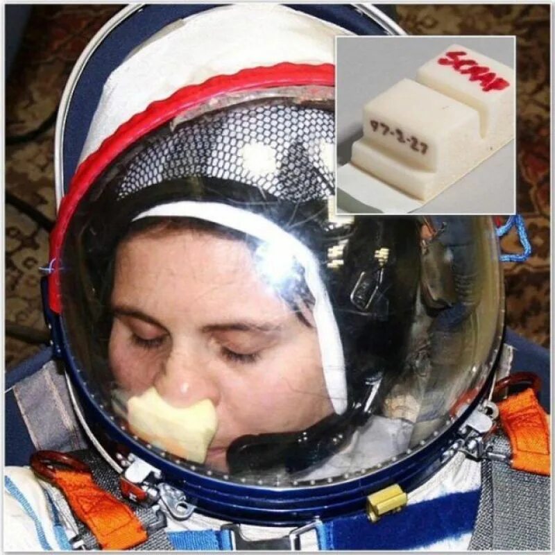 Приспособление для носа в скафандре. Чесалка для носа у Космонавтов. Скафандр Космонавта. Чесалка для носа в шлеме Космонавта. Шлем космонавта фото