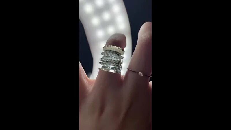 Дополнительная реальность в маркетинге. Обручальное кольцо веры брежневой. Кольцо в кольце. Дополнительное кольцо к обручальному. New york times виртуальная реальность.