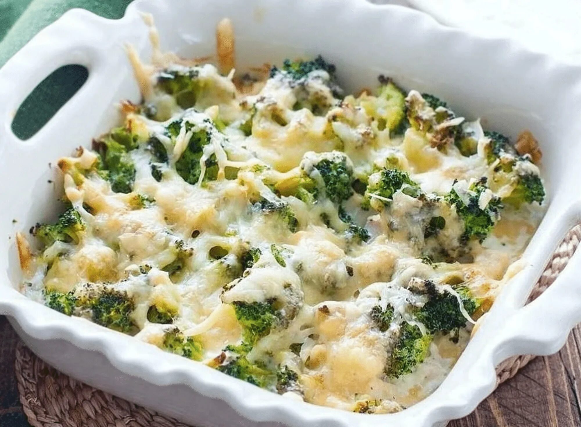 Курица с брокколи в духовке. Брокколи в духовке с сыром. Брокколи с пармезаном. Запеканка с куриным филе и брокколи. Запеканка с брокколи и курицей.