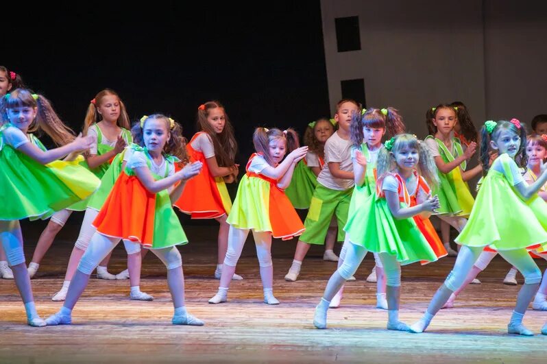 Фильчугова таисия игоревна. Ансамбли 4 класс. Фестиваль детский танец. 4 б класс картинки для группы. Фотосъемка детей в классе.