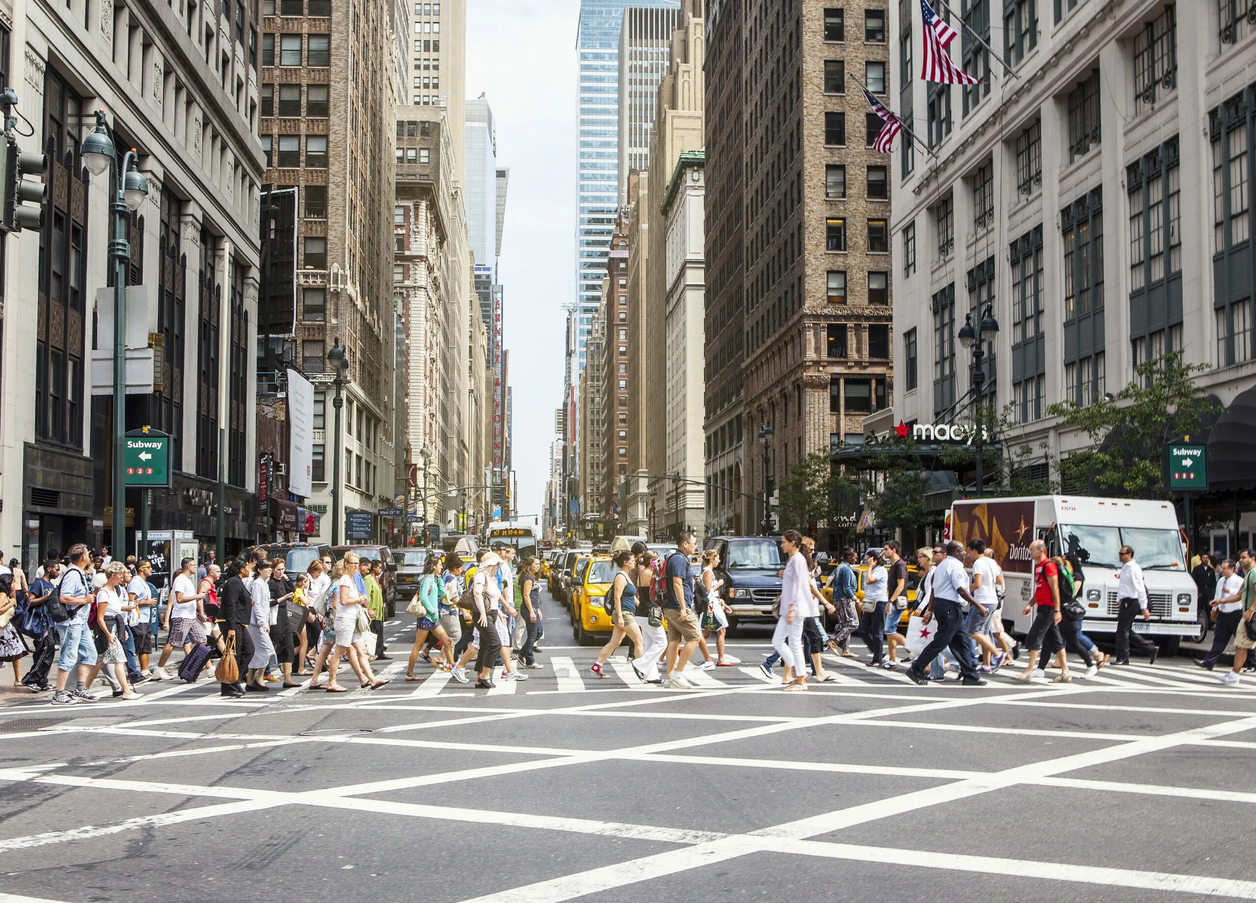 People live in your city. Население Нью Йорка. Нью-Йорк улицы. Население Нью Йорка 2022. Люди на улицах Нью-Йорка.