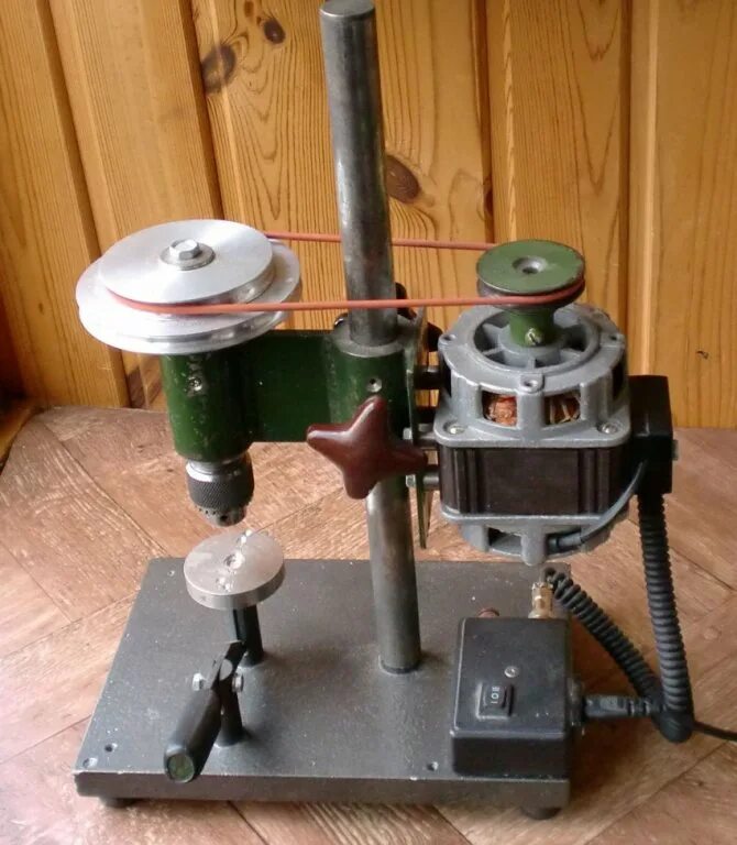 Сверлильный станок из дрели ребир. Самодельные сверлильные настольные станки. Сверлильный станок для 16мм сверления. Держатель двигателя 40мм сверлильный станок. Как сделать сверлильный станок.